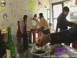 饭店里大哥和小弟一起和俩美女玩恋足踩踏,口水 R-2243_绳艺资料库视频资源下载