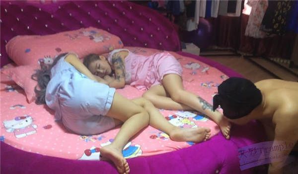 贱男人用酸奶清理美女的脚趾_绳艺资料库