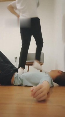 【雷大哥】全体重踩踏+喂食 bf16123_绳艺资料库视频资源下载
