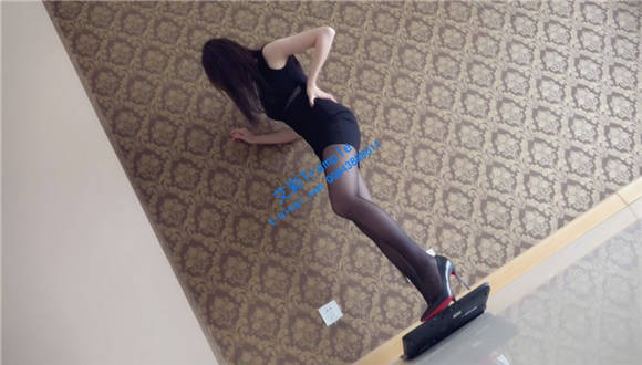 小妮黑丝性高跟鞋暴力粉碎笔记本电脑!_绳艺资料库