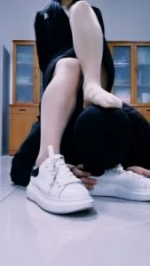 套路直播视频【Alice】小白鞋臭鞋羞辱/肉丝踩狗 bf25482_绳艺资料库