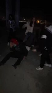 【精神小妹】户外超重度-深夜被4S精神小妹爆踹 bf27333_绳艺套路直播视频资源网