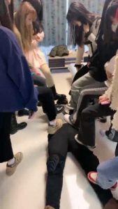 套路直播视频【精神小妹】群调特写视角舔脚踩踏 bf23841_绳艺资料库