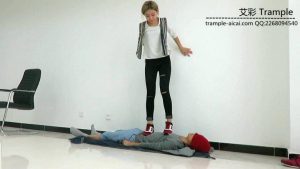 冰冰女主运动鞋蹦跳践踏贱狗身体下体!_绳艺资料库