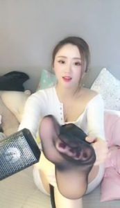 超美女主–各种丝袜美腿美足言语挑逗（三）_绳艺资料库