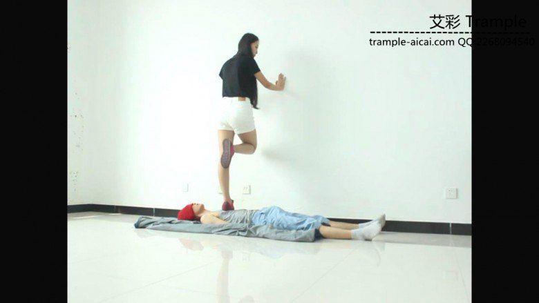 超漂亮天依女主运动鞋下的贱狗！_绳艺资料库