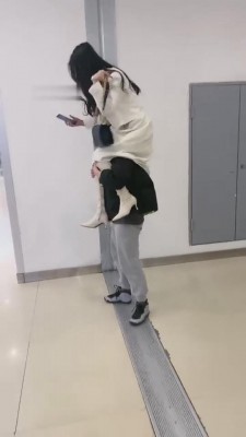 【时安S】商场公开骑脖子骑马母狗 bf8215_绳艺套路直播视频资源网