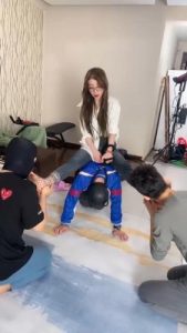 【领主老大】马背上强制双狗舔脚 bf8130_绳艺资料库