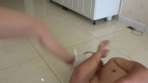 超脏小白鞋,白棉袜暴力羞辱猪头_绳艺资料库