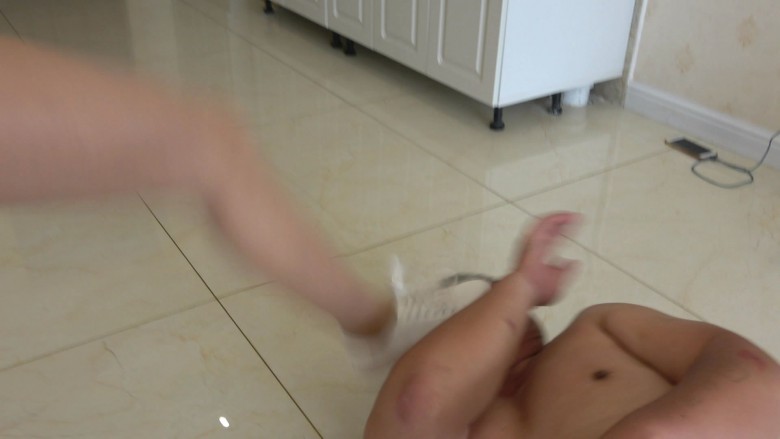 超脏小白鞋，白棉袜暴力羞辱猪头_绳艺资料库