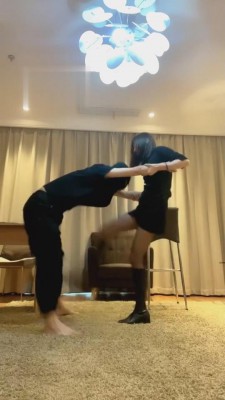 【乔皙】精神小妹长靴黑丝重度踢踹 bf2090_绳艺资料库视频资源下载