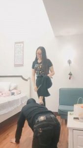 【香香小公举】和素人表姐玩狗-鞭打/脚喂食酸奶 bf20238_绳艺资料库视频资源下载
