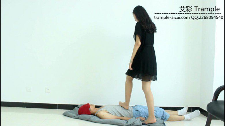 超模天星女主肉丝袜玩弄践踏贱狗头部下体！_绳艺资料库