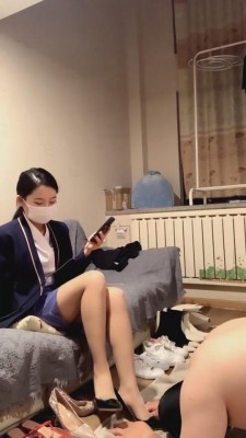 【晨晨】摄影师踢裆踩踏喂食 G-210830-17_绳艺资料库视频资源下载