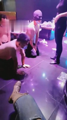 【小拽主人】推荐-ktv群调轮流钻胯圣水坐脸 bf1023_绳艺资料库视频资源下载