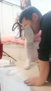 套路直播视频【明明】舔闻小白鞋过膝袜/踩踏喂食 bf24354_绳艺资料库