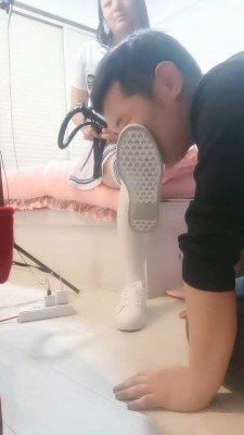 套路直播视频【明明】舔闻小白鞋过膝袜/踩踏喂食 bf24354_绳艺资料库