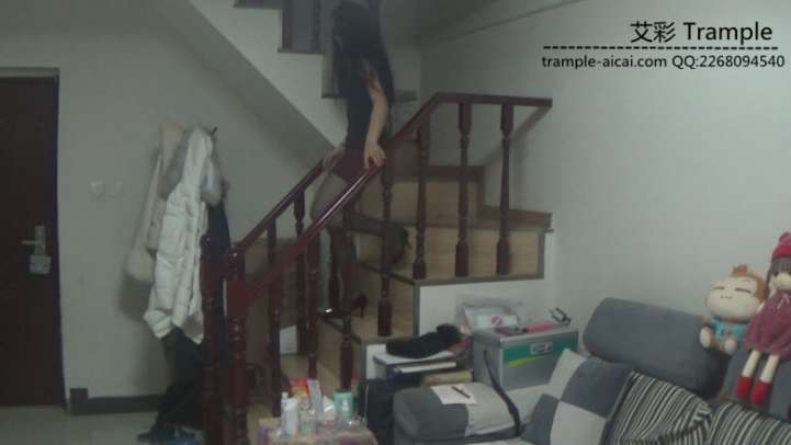 黑丝高跟靴子踩气球_绳艺资料库