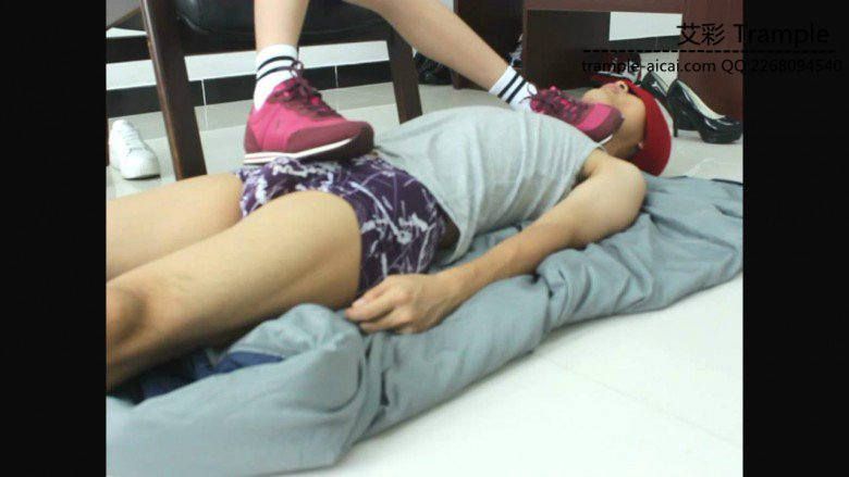 00后女主运动鞋，运动棉袜践踏贱狗下体让贱狗闻舔！_绳艺资料库