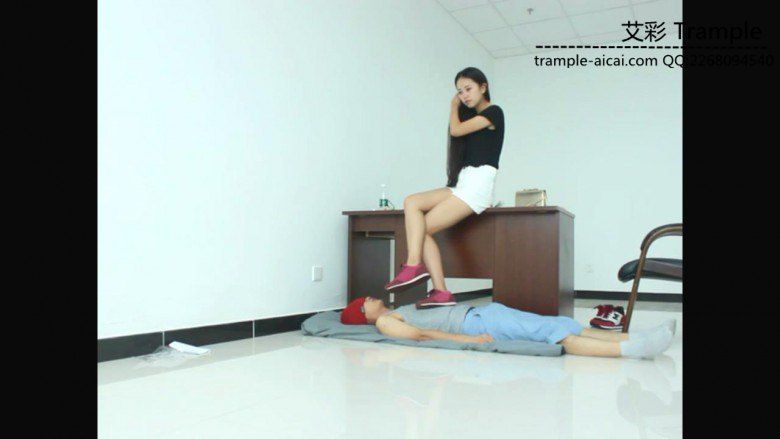 超漂亮老师天依女主运动鞋践踏贱狗头部身体！_绳艺资料库