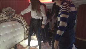 4位小美女白色棉袜踩踏闷昏_绳艺资料库