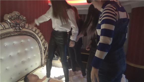 4位小美女白色棉袜踩踏闷昏_绳艺资料库