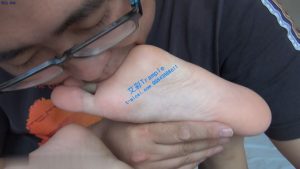 眼镜男舔嫩脚_绳艺资料库