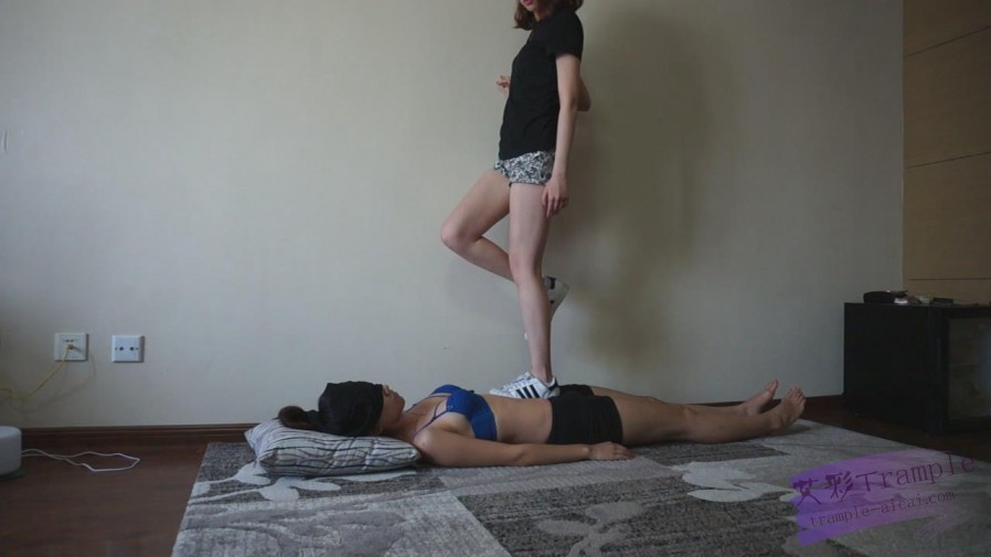 『小妮女女』白袜脏运动鞋践踏女毯子_绳艺资料库