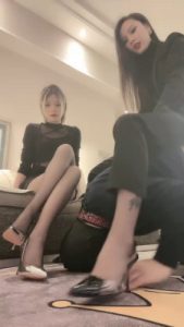 套路直播视频【萱萱S】高跟黑丝全体重踩踏/吃烟灰吃口水【双视角版】 bf24786_绳艺资料库