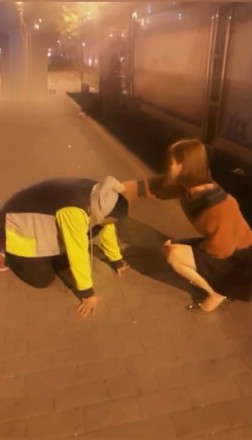 大马路玩狗-跪着让路人看-耳光扇的啪啪响_绳艺资料库视频资源下载