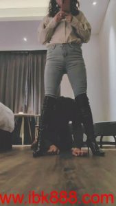 【飞扬女王】长靴御姐S碾压地毯 bf23561_绳艺资料库视频资源下载