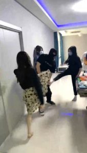 【精神小妹】5S素人学生主群殴-轮流爆踹踩踏/原味羞辱 bf28360_绳艺资料库