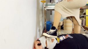 【婧児小主】晓G帆布鞋脏白袜踩头踩脖子 踩踹审讯最后裁断囚犯脖子! YC-220516-4_绳艺资料库视频资源下载