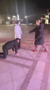 【牙乖乖】双S商业街公开遛狗【双视角版】 bf21100_绳艺资料库视频资源下载
