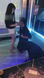 【风吟女神】KTV调双M/圣水/耳光/高跟踩踏/拧耳朵【双视角版】bf14233_绳艺资料库视频资源下载