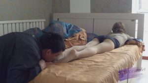 偷闻老婆一个月没洗的臭丝袜后被发现沦为老婆的脚奴_绳艺资料库