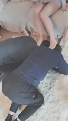 【巴莉女王】闻丝袜脚踩狗脖子 bf8030_绳艺套路直播视频资源网