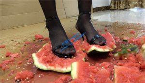 【冷柔】高跟鞋跟踩烂大西瓜_绳艺资料库