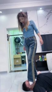 套路直播视频【麋鹿银儿】白棉袜脚重度踩踏/深喉脚耳光/骑马溜双狗 bf26416_绳艺资料库