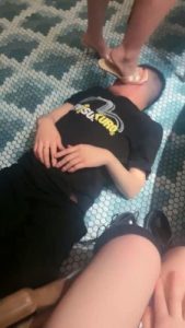 套路直播视频【三三】餐厅聚会群调/塑料袋套头窒息/喂食舔脚【双视角版】bf26776_绳艺资料库