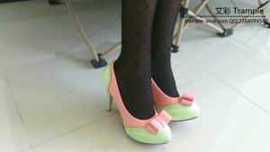 00后晓女主高跟插嘴踩虐人肉地毯鞋榻!_绳艺资料库