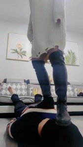 【飞扬女王】长靴高跟丝袜全体重踩踏 bf21338_绳艺资料库视频资源下载