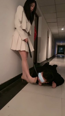 套路直播视频【猫咪大大】户外-楼梯间踩业主/拧耳朵/舔脚酸奶喂食/鞭打 bf26394_绳艺资料库