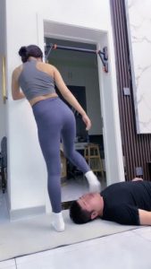 套路直播视频【麋鹿银儿】女教练的人体健身器/一字马舔脏鞋底/骑马口水 bf25457_绳艺资料库