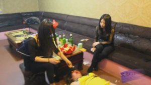 KTV两长发美女S极度羞辱（五）_绳艺资料库