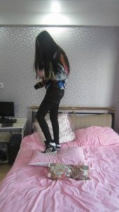 气质绝美长腿美女高帮休闲鞋踩枕头,换鞋大秀美腿_绳艺资料库