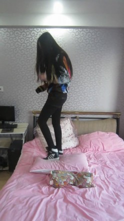 气质绝美长腿美女高帮休闲鞋踩枕头,换鞋大秀美腿_绳艺资料库