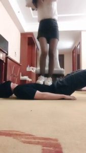 【馨妍】小白鞋黑丝全体重跳踩/骑脖子 bf27468_绳艺资料库视频资源下载