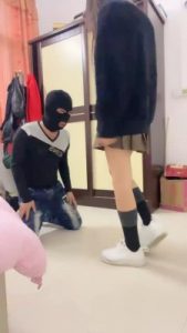 【伊妮】小白鞋及膝袜辱小白狗 bf22595_绳艺资料库视频资源下载