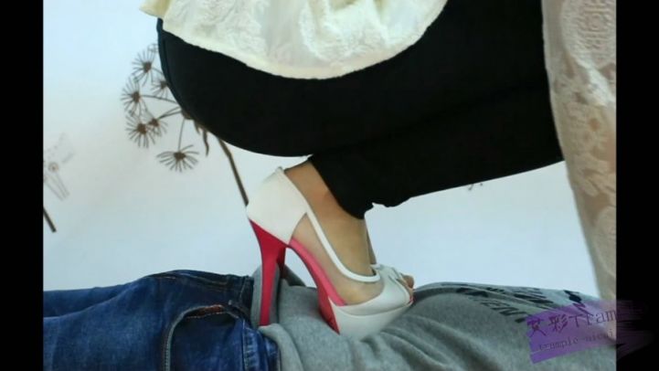 7双高跟鞋全体重踩踏，细跟插入肚子特写。最高的鞋子20CM_绳艺资料库